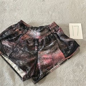 Lululemon white black pink sz 4 hottie hot shorts 2.5 inch inseam liner intact